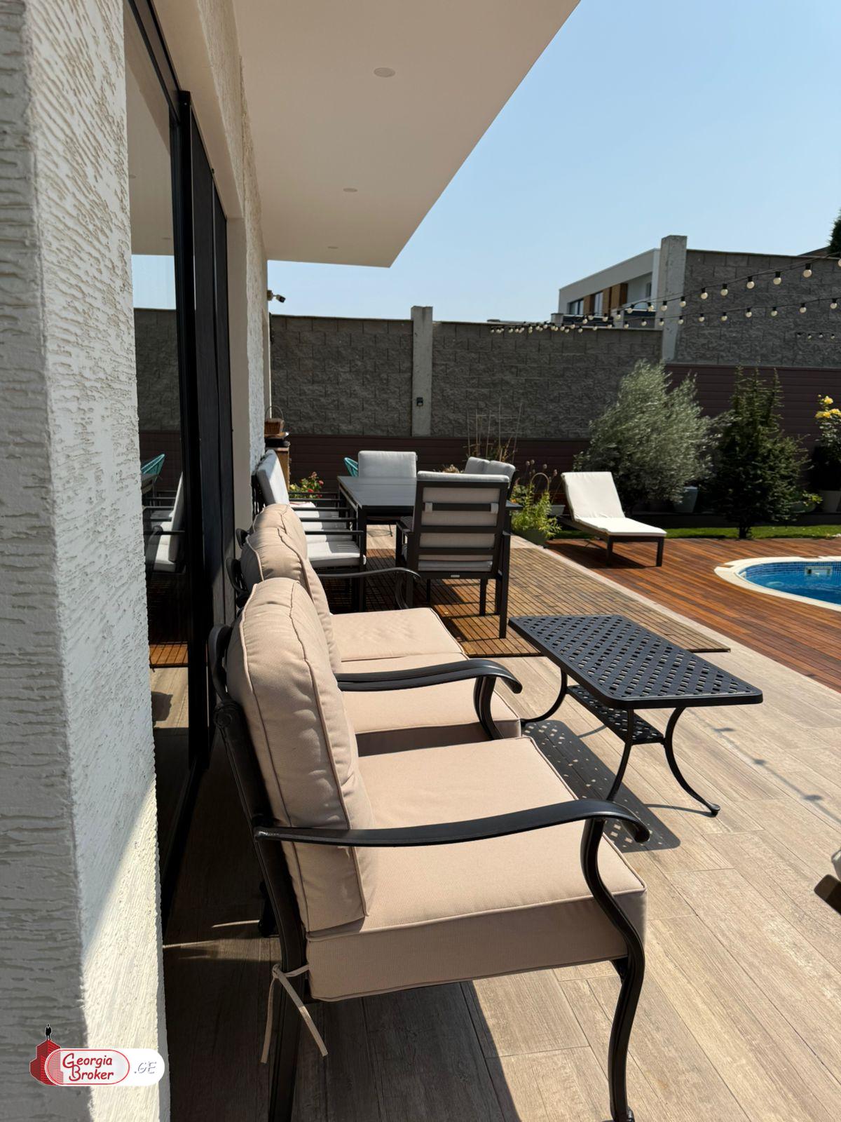 продается дом с новым ремонтом 8-комнат